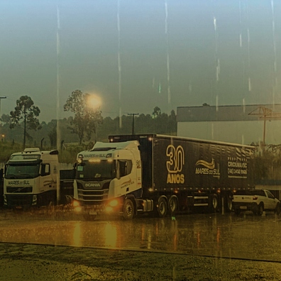 Imagem do post Dirigir caminhão na chuva: confira 5 dicas de segurança